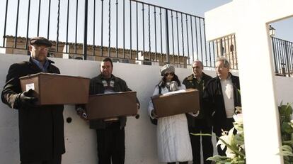 Los tres familiares con las cajas con los restos junto al muro de fusilamientos. Con ellos, Mat&iacute;as Alonso y Leopoldo Romero. 