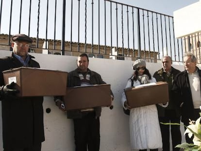 Los tres familiares con las cajas con los restos junto al muro de fusilamientos. Con ellos, Mat&iacute;as Alonso y Leopoldo Romero. 