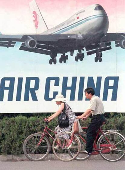 Cartel publicitario de Air China, en una calle de Pekín.