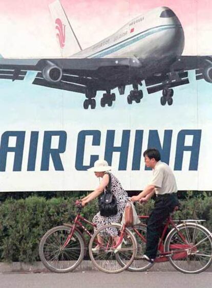 Cartel publicitario de Air China, en una calle de Pekn.