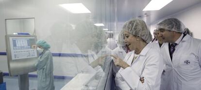 Esperanza Aguirre, durante su visita esta mañana a los laboratorios Normon en Tres Cantos.