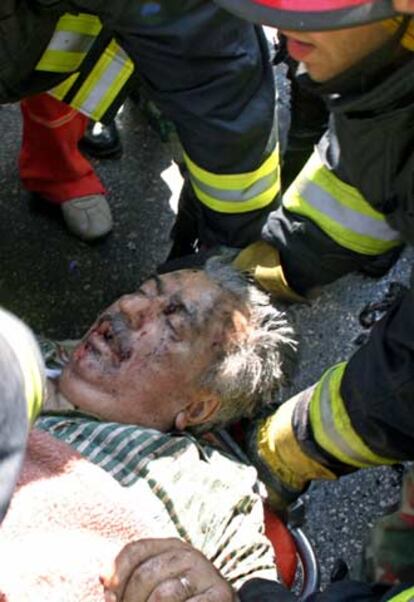 Un bombero levanta el cadáver de Georges Hawi ayer en Beirut.