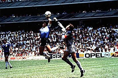 Se acaban de cumplir veinte años de la consecución de uno de los goles más recordados de la historia de los Mundiales. En los cuartos de final de México&#39;86, Argentina se deshacía de la correosa Inglaterra con esta curiosa maniobra con la mano de Diego Armando Maradona ante Peter Shilton.