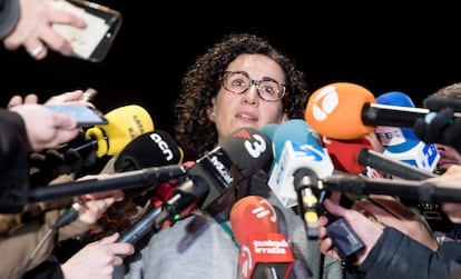 La secretaria general de ERC, Marta Rovira, atiende a los medios de comunicaci&oacute;n.