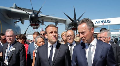 El presidente francés, Emmanuel Macron, tras aterrizar en un A400M, el avión militar de Airbus que se ensambla en Sevilla.