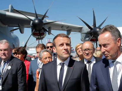 El presidente franc&eacute;s, Emmanuel Macron, tras aterrizar en un A400M, el avi&oacute;n militar de Airbus que se ensambla en Sevilla.