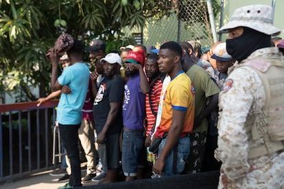 Un elemento del Ejército dominicano, hace guardia en la fila de acceso.