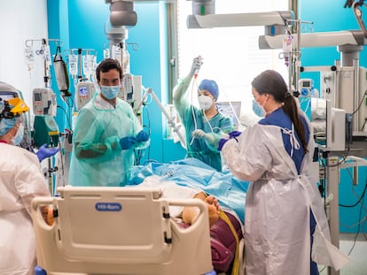 Médicos y enfermeras atienden a un enfermo en la nueva UCI del Hospital Ramon y Cajal de Madrid, la semana pasada.