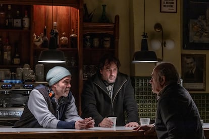 Desde la izquierda, Pol Rodríguez, Isaki Lacuesta y el actor Francesc Orella, en el rodaje en Can Mosques.