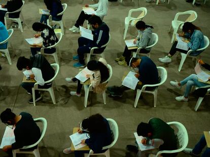 Estudiantes presentan el examen de la Universidad Nacional Autónoma de México (UNAM), en el Colegio Madrid, en Ciudad de México, en 2020.