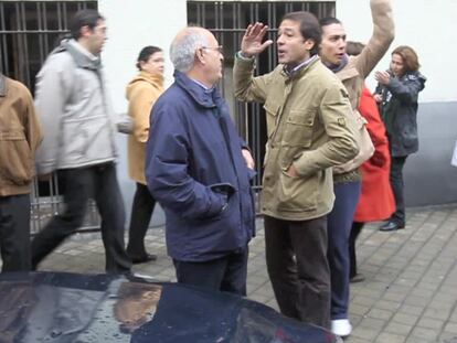 Aplausos y abucheos a Zapatero a su llegada al colegio electoral