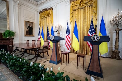 Una sala de conferencia vacía preparada para firma entre el presidente de los Estados Unidos, Donald Trump, y el presidente de Ucrania, Volodimir Zelenski.