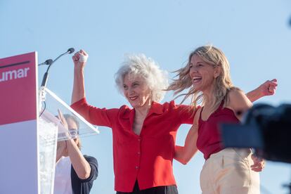 Yolanda Díaz, junto a la actriz Marisa Paredes, durante el acto de inicio de campaña de Sumar para las elecciones del 23-J, este jueves en A Coruña.