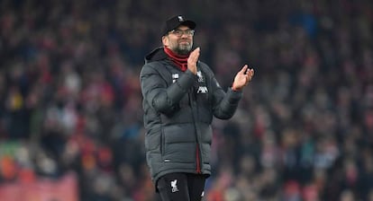 Klopp aplaude a la grada de Anfield