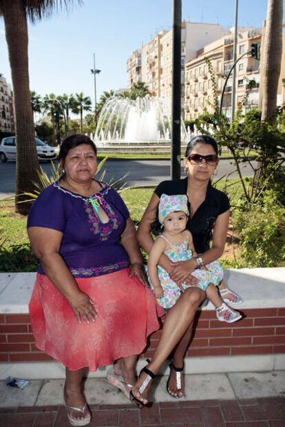 Tres generaciones: Nidia Benavides, con su hija Gisela y su nieta Valentina, en Almería.