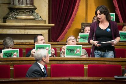 Iniciativa exigeix el tancament dels CIE al parlament.