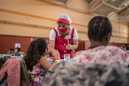 En el colegio Eduardo Rojo han instalado un comedor en el gimnasio para poder ampliar el espacio destinado a las comidas, y asi evitar que haya muchos menores en una misma sala y un posible contagio por Covid-19.