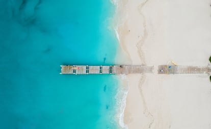 Esta playa en la isla de Providenciales (una de las múltiples que tiene el archipiélago de las Islas Turcas y Caicos, un territorio británico de ultramar en el Caribe), encabeza este año la lista de las mejores playas del mundo de TripAdvisor (puedes consultar la lista completa visittci.com/providenciales/grace-bay-beach