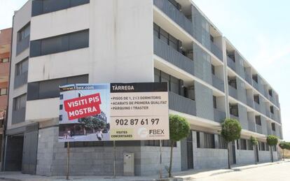 Un bloque de pisos sin vender en la localidad de Tàrrega.