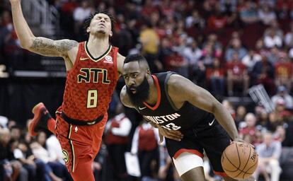 Harden sobrepasa a Damion Lee.