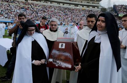 Dos religiosas transportan el cerebro disecado de la monja Chiquitunga.