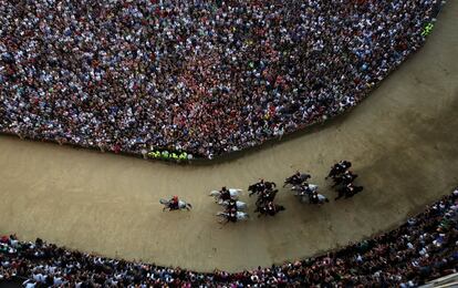 Oficiales de los Carabinieri montan a caballo en un desfile durante el Palio de Siena (Italia).