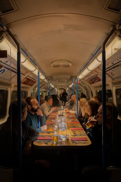 En SupperClub Tube, los clientes cenan en un vagón de la línea Victoria del metro de Londres.