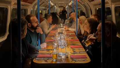 En SupperClub Tube, los clientes cenan en un vagón de la línea Victoria del metro de Londres.