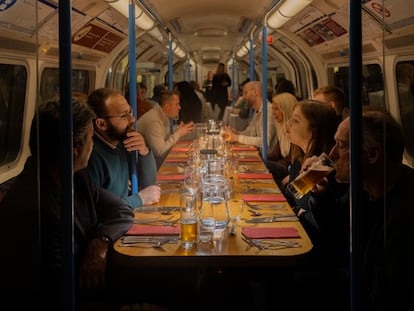 En SupperClub Tube, los clientes cenan en un vagón de la línea Victoria del metro de Londres.