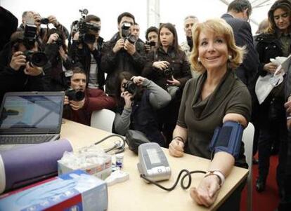 La presidenta de la Comunidad, Esperanza Aguirre, se toma la tensión durante su visita a las obras del hospital de Torrejón de Ardoz.