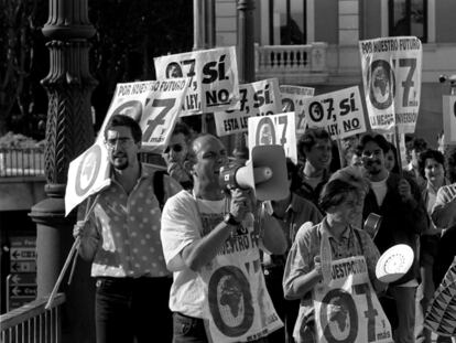 Manifestación con 'cacerolada' incluida, de la Plataforma 0,7 %, en 1998.