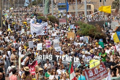 Centenares de personas participan en la protesta, este sábado en Las Palmas de Gran Canaria.