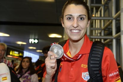 Alba Torrens, con la medalla de subcampeona del Mundo de baloncesto, el verano pasado.