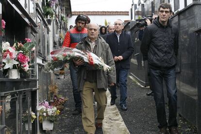 Familiares, amigos y representantes del PSE-EE brindaron ayer una emotiva ofrenda floral a Juan Priede en el cementerio de la localidad guipuzcoana de Orio