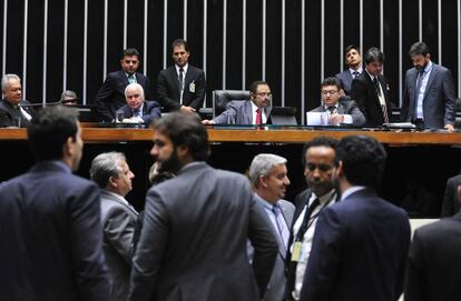 Deputados na sessão desta segunda-feira.