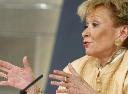 La vicepresidenta del Gobierno, María Teresa Fernández de la Vega, durante la rueda de prensa posterior a la reunión del Consejo de Ministros, hoy en el Palacio de la Moncloa.