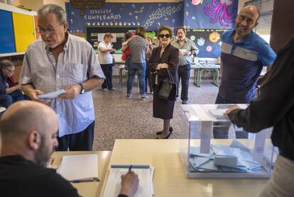 Votación en el colegio de la aldea de San Antonio de Requena.