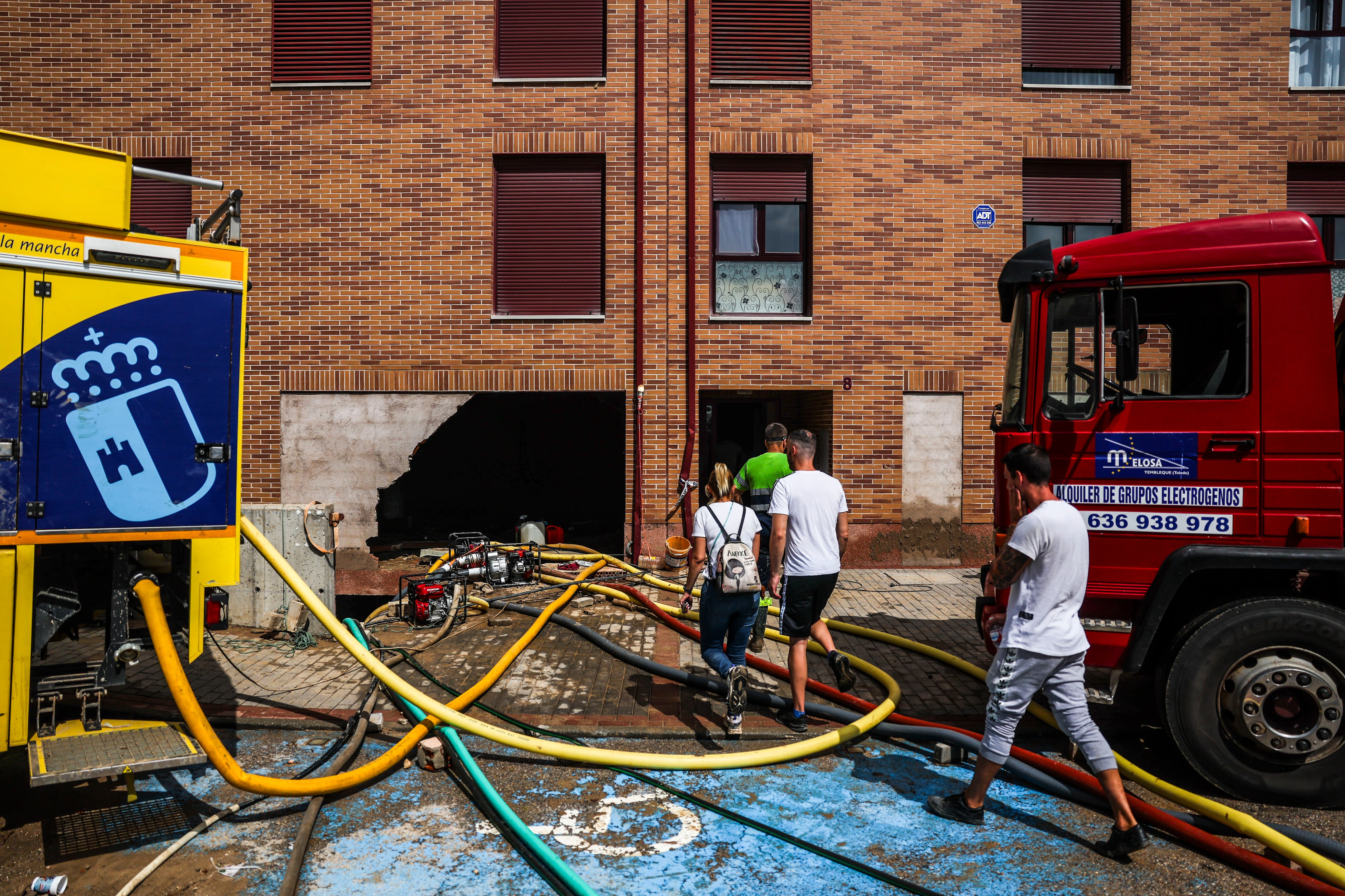 Bomberos de la Junta de Castilla-La Mancha sacan el agua acumulada en los garajes de un edificio de Casarrubios del Monte, Toledo. 