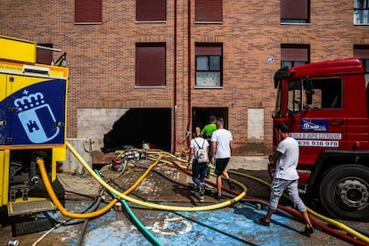 Bomberos de la Junta de Castilla-La Mancha sacan el agua acumulada en los garajes de un edificio de Casarrubios del Monte, Toledo. 