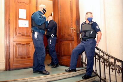 Agentes de seguridad vigilan en un tribunal de la capital alemana el inicio del juicio, este miércoles en Berlín.