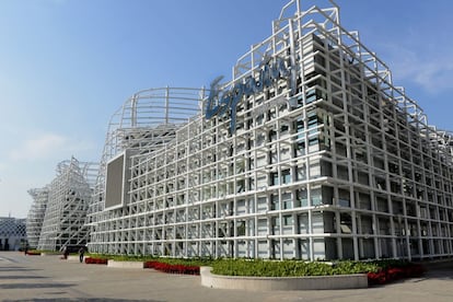 El edificio deja al descubierto su espectacular estructura de acero tubular blanco y convierte las tres salas expositivas del interior en un recorrido por España con el flamenco y el fútbol como protagonistas principales. Las empresas podrán instalarse en las plantas superiores.