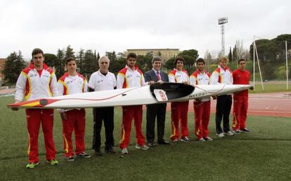 El Secretario de Estado para el Deporte, Miguel Cardenal (de traje), junto a los integrantes del equipo nacional sub-23 de piragüismo