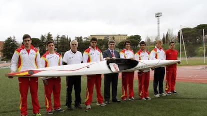 El Secretario de Estado para el Deporte, Miguel Cardenal (de traje), junto a los integrantes del equipo nacional sub-23 de piragüismo