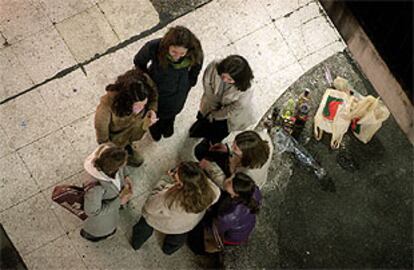 Un grupo de jóvenes bebe en los pasillos de los bajos de Aurrerá, el pasado viernes.