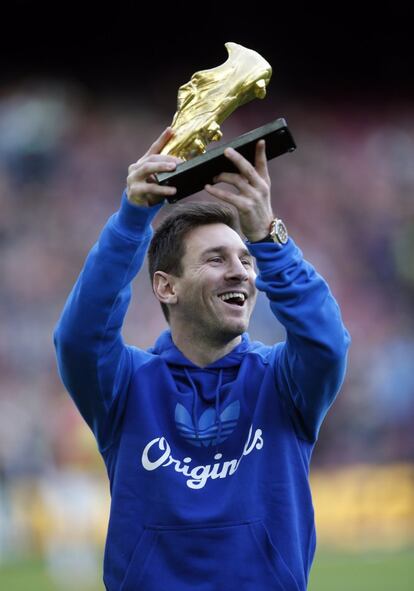 Messi muestra la bota de oro antes del partido
