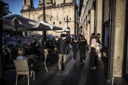 Varias personas pasean y disfrutan de las terrazas frente a la iglesia de San Nicolás en Bilbao. En el País Vasco los atentados y amenazas etarras han desaparecido, el rechazo a la violencia es abrumador, existe amplio reconocimiento a las víctimas del terrorismo, el clima político se ha distendido notoriamente y los debates identitarios han sido eclipsados por los problemas ciudadanos.