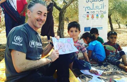 Alan Cumming, junto algunos ni&ntilde;os refugiados.