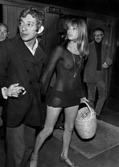 La modelo Jane Birkin, musa de Hermès y el bolso que hoy lleva su nombre, y su pareja, el músico Serge Gainsbourg, en 1969.