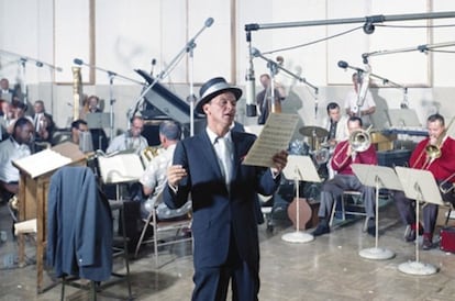 Frank Sinatra en un estudio en los años 50.