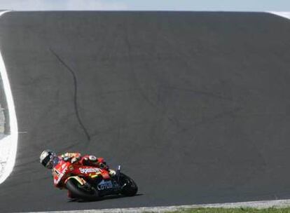 Jorge Lorenzo rueda en solitario durante la carrera australiana.